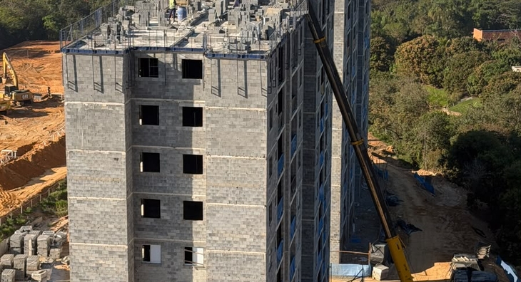 Obra em agosto/2026 — torre 2 em estrutura